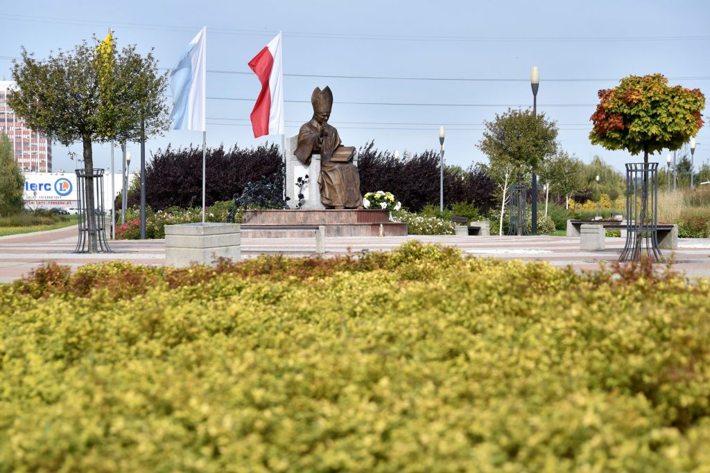 Pomnik Papieża Jana Pawła II w Parku Papieskim w Rzeszowie autorstwa Eliasza Dyrowa