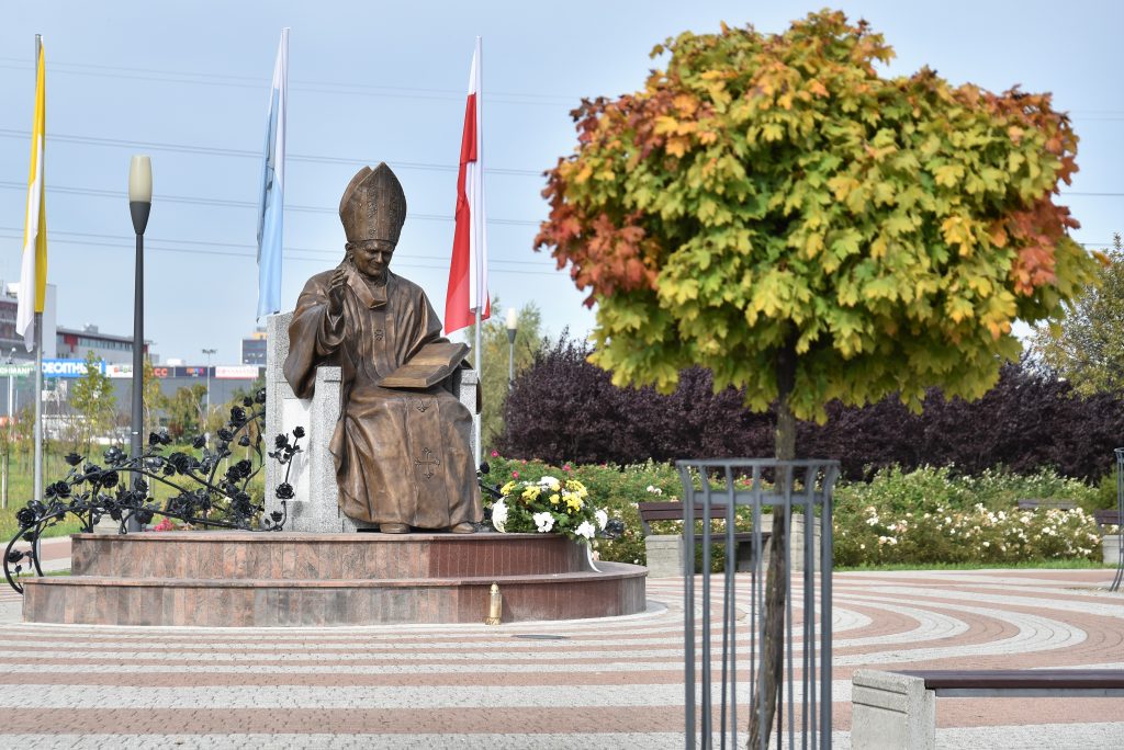 Pomnik Papieża Jana Pawła II w Parku Papieskim w Rzeszowie autorstwa Eliasza Dyrowa