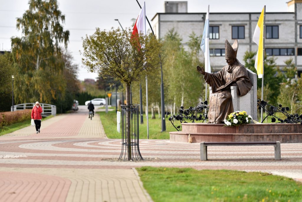Pomnik Papieża Jana Pawła II w Parku Papieskim w Rzeszowie autorstwa Eliasza Dyrowa