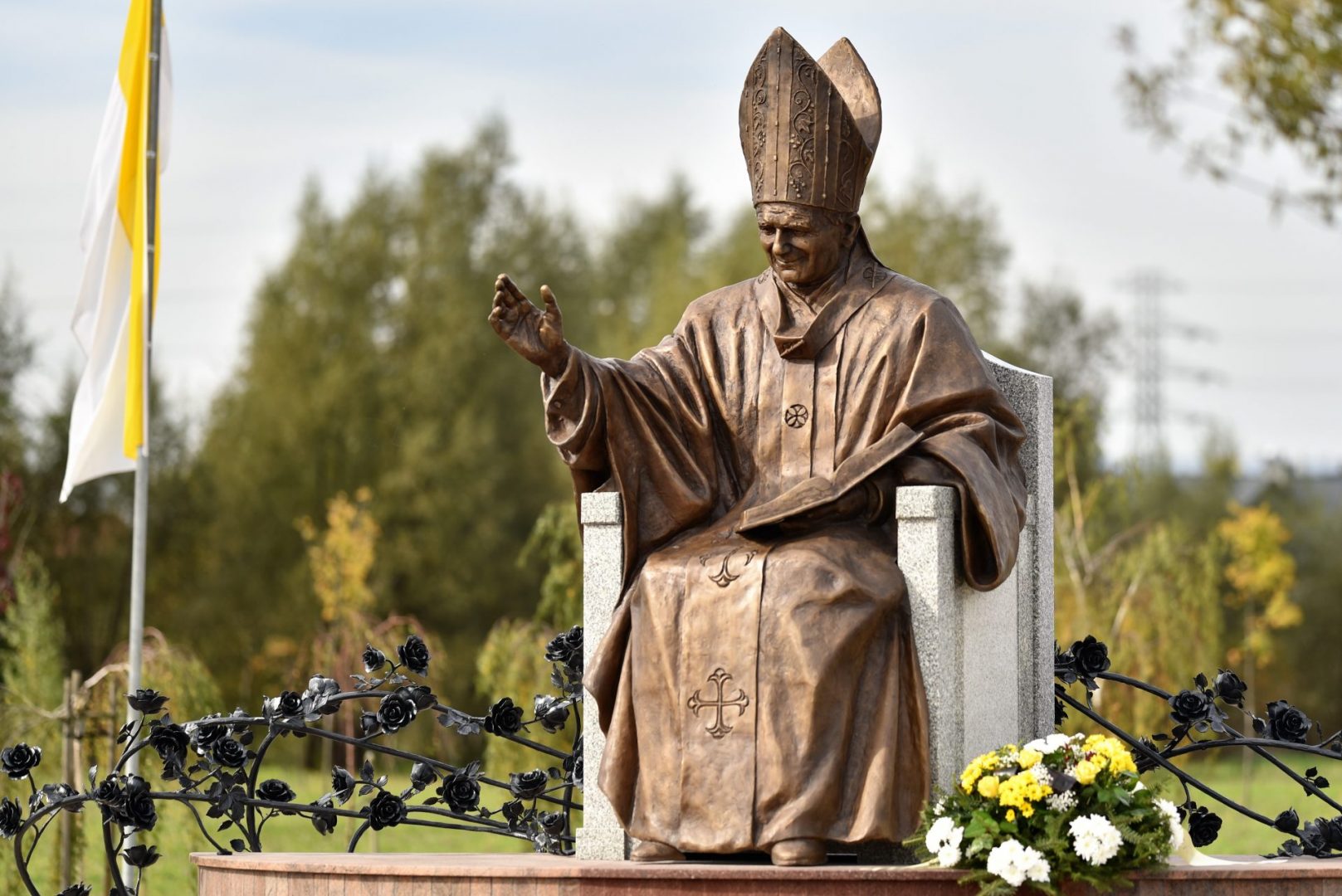 Pomnik Papieża Jana Pawła II w Parku Papieskim w Rzeszowie autorstwa Eliasza Dyrowa