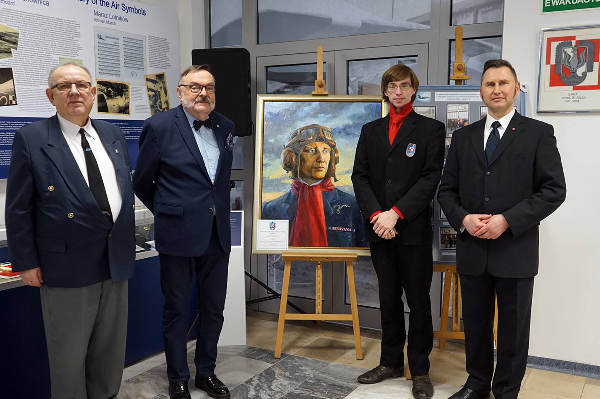 Portret generała Witolda Urbanowicza w Muzeum Sił Powietrznych w Dęblinie. Włączenie do wystawy Historia Polskiego Lotnictwa Wojskowego, 2017.