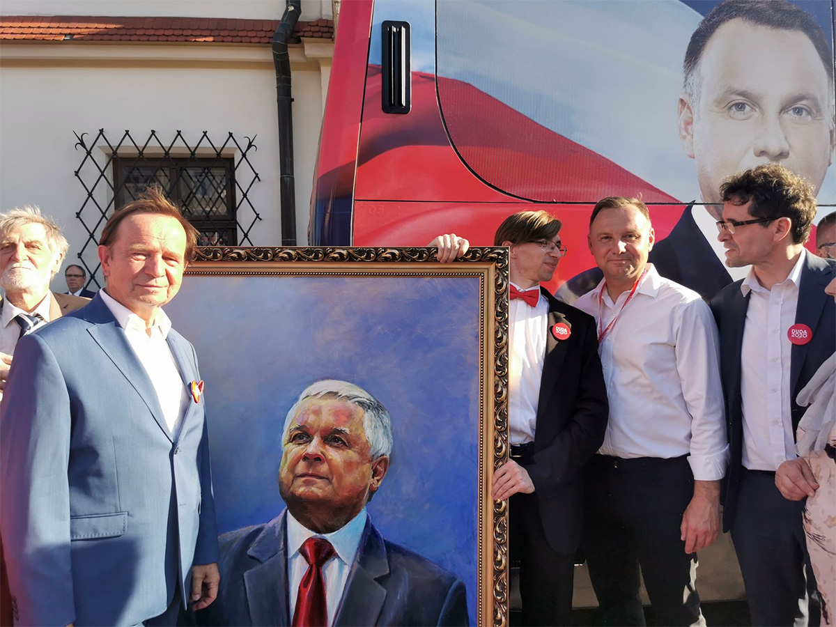 Przekazanie portretu Lecha Kaczyńskiego Andrzejowi Dudzie w Rzeszowie, 10 lipca 2020 roku.