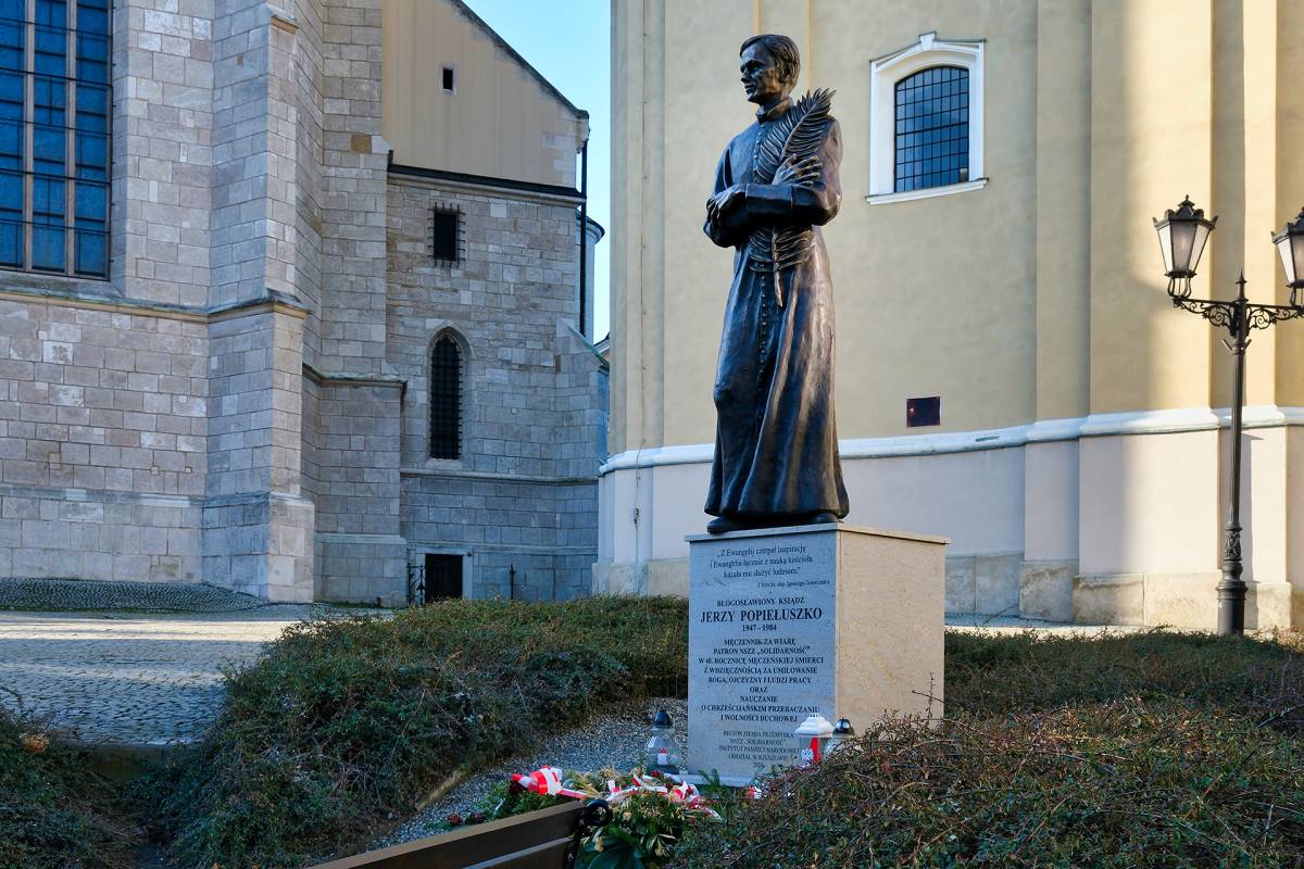 Pomnik bł. ks. Jerzego Popiełuszki na placu Katedralnym w Przemyślu