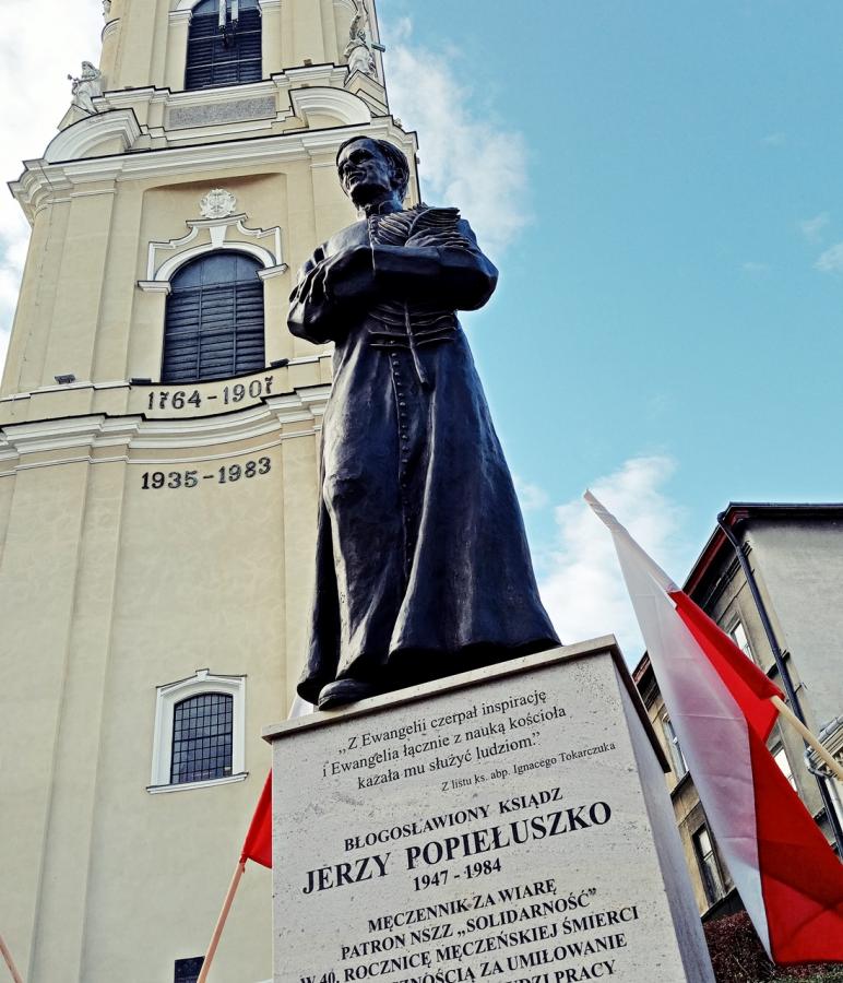 Pomnik bł. ks. Jerzego Popiełuszki na placu Katedralnym w Przemyślu