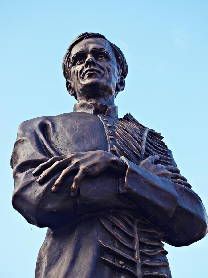 Jerzy Popiełuszko z palmą męczeństwa, detal pomnika w Przemyślu