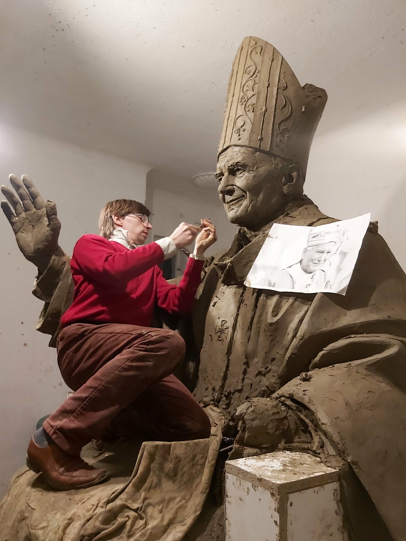 Eliasz Dyrow podczas pracy nad modelem pomnika św. Jana Pawła II w Rzeszowie.